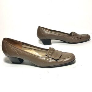 Florsheim Rambler Women’s Narrow Kiltie Heeled Loafers Tan size 8.5 AA‎